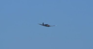 Padova İtalya 22 Haziran 2024: Düşük irtifada ve dönemin tipik Luftwaffe kamuflajıyla yüksek hızda uçan Alman yolcu uçaklarına yakından bakın. Messerschmitt Bf 108 Taifun.