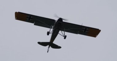 Padova İtalya 22 Haziran 2024: Fieseler Fi 156 Storch, bir Nazi Dünya Savaşı keşif uçağı, rüzgara karşı uçuyor ve yere göre neredeyse hareketsiz görünüyor. STOL yetenekleriyle bilinir..