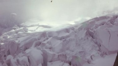 1950 'lerde İsviçre Alpleri' nde buzlu oluşum ve yarıklara sahip bir alp buzuluna yakından bakıldı. Buzul tarihi ve iklim değişikliği videoları için ideal. Renk 4K arşiv görüntüleri.