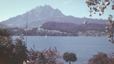 Lucerne Gölü, Zug Gölü ve Lauerz Gölü ile çevrili Rigi Dağı Massif. 1950 'lerde yakalanan eşsiz bir dağ manzarası. Renk 4K arşiv görüntüleri.
