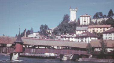 Lucerne şehrinin panoramik manzarasında sakin ve güneşli bir günde Kapellbrucke var. Bu tarihi İsviçre simgesine sakin bir bakış. Renkli 4K arşiv görüntüleri 1950 'lerden.