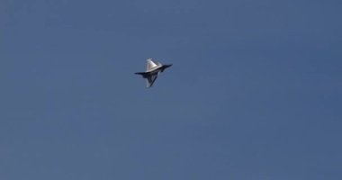 Zagreb 11 Mayıs 2024: Dassault Rafale, açık mavi gökyüzüne karşı uçuş sırasında olağanüstü çeviklik sergileyerek, potansiyel alıcıları çekme yönündeki yüksek manevrasını vurguladı.