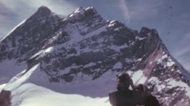 Pitz Bernina, Doğu Alpleri 'nin en yüksek zirvesi 4048 metre ile Graubunden, İsviçre' de St Moritz yakınlarında. Görkemli bir alp manzarası, bu manzaranın önemini gözler önüne seriyor. Renk 4K arşiv görüntüleri.