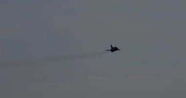 Zagreb Hırvatistan 11 Mayıs 2024: Varşova Paktı ve Rus müttefikleri tarafından kullanılan Sovyet Mikoyan MiG-21 Fishbed savaş uçağı, yüksek hızlı bir alçak geçiş yaptı ve ardından art brülör aktif bir tırmanış yaptı.