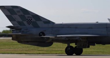 Zagreb Hırvatistan 11 Mayıs 2024: Kuyruğunda Hırvat bayrağı bulunan MiG-21 savaş uçağı, kokpitte bir askeri pilot ile tepeden tırnağa görüntülendi. Mikoyan MiG-21 Balık Yatağı. 