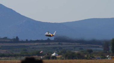 Atina 3 Eylül 2023: Beşinci nesil hayalet savaş uçağı, kalkış sonrası tam yakıcıyla hızla tırmanıyor. Amerika 'nın dahil olduğu modern çatışmalar için ideal bir haber. F-35 Şimşek