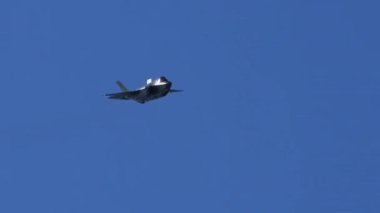 Atina Yunanistan 3 Eylül 2023: F-35 jeti hızlı ve düşük irtifada art yakıcıyla düz uçuyor, sonra keskin bir sol dönüş yapıyor. Lockheed Martin F-35 USAF Şimşek II.
