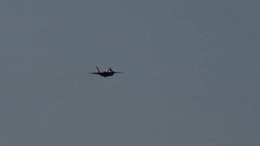 Atina Yunanistan 3 Eylül 2023: Görünmez bombardıman uçağı yüksek hızda uçuyor ve gelişmiş havacılık becerilerini sergileyerek bardıman manevrası yapıyor. Lockheed Martin F-35 USAF Şimşek II.