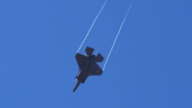 Atina Yunanistan 3 Eylül 2023: F-35 savaş uçağı açık mavi gökyüzünde art brülör tam güçte ve kanat ucu hizasında uçuyor. Lockheed Martin F-35, USAF Hava Kuvvetleri 'nden.