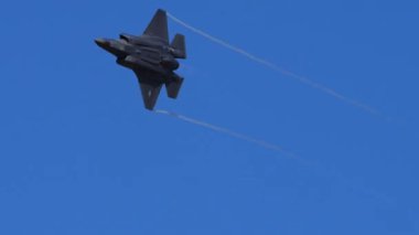 Atina Yunanistan 3 Eylül 2023: Modern bir hayalet bombardıman uçağı son teknoloji tasarım ve çeviklik sergileyerek yüksek performanslı hava manevraları gerçekleştirdi. Lockheed Martin F-35 USAF Şimşek II.