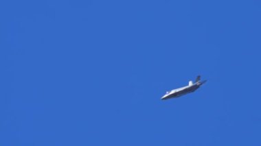 Atina Yunanistan 3 Eylül 2023: Gizli savaş uçağı, ileri teknolojiyi sergileyerek art yakıcılarla bombardıman manevraları yapıyor. Lockheed Martin F-35 USAF Şimşek II. 