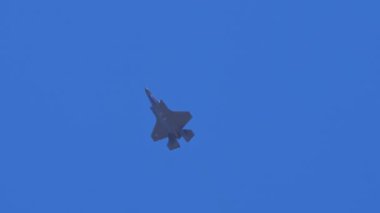 Atina 3 Eylül 2023: Modern Amerikan hayalet bombardıman uçağı radardan kaçma tasarımını sergileyerek açık mavi gökyüzünde uçuyor. Lockheed Martin F-35 USAF Şimşek II. 