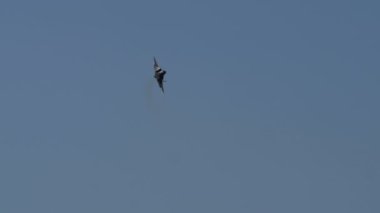 Atina Yunanistan 3 Eylül 2023: Modern bir süpersonik çok delikli savaş jeti, gelişmiş havacılık becerilerini göstererek yüksek hızda uçuyor. Lockheed Martin F-35 USAF Şimşek II.