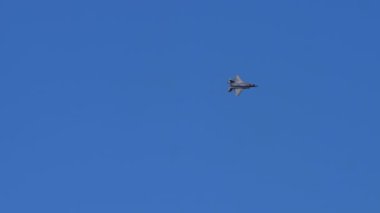 Atina Yunanistan 3 Eylül 2023: F-35 savaş uçağı açık mavi gökyüzünde uçarak gelişmiş gizlilik becerilerini ve modern tasarımını sergiledi. Lockheed Martin F-35 USAF Şimşek II. 