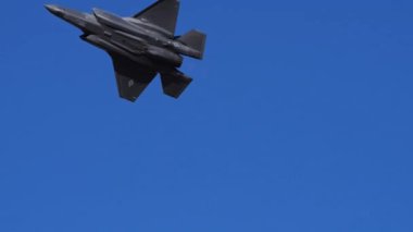 Atina Yunanistan 3 Eylül 2023: F-35 savaş uçağı yüksek hızlı bir geçiş gerçekleştirdi ve ardından yüksek güçte art brülör ile keskin bir dönüş yaptı. Lockheed Martin F-35 USAF Şimşek II. 