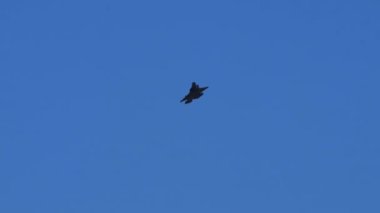 Atina Yunanistan 3 Eylül 2023: Gizli savaş uçağı düşük hızda ve yüksek açılı uçarak, İHA 'lar gibi yavaş düşman uçaklarını durdurabildiğini gösteriyor. Lockheed F-35 USAF Yıldırımı