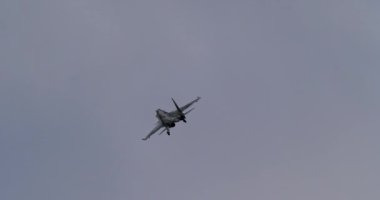 Padua İtalya 6 Ekim 2024: RC model modern bir Rus savaş uçağı iniş takımlarıyla uçuyor, gerçekçi tasarımı vurguluyor. Rus Hava Kuvvetleri 'nden Sukhoi Su-30 Flanker.. 