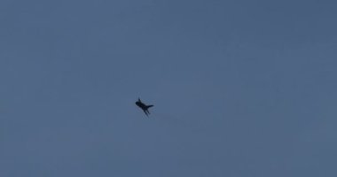 Zagreb Hırvatistan 11 Mayıs 2024: MiG-21 savaş uçağı, Yugoslav savaşlarında ve on yıllardır devam eden pek çok küresel çatışmada kullanılan art brülörle uçuyor. Hırvat Hava Kuvvetleri 'nden Mikoyan MiG-21 Balıkyatı. 