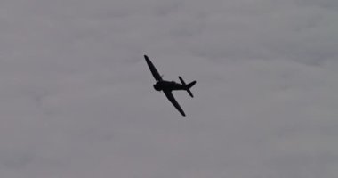 Padua İtalya 6 Ekim 2024: İngiliz savaş uçağı dramatik arka plan ışıklarıyla koyu bir siluetle uçuyor ve ikonik tasarımını sergiliyor. Hawker Tempest Pierre Clostermann tarafından uçuruldu. 
