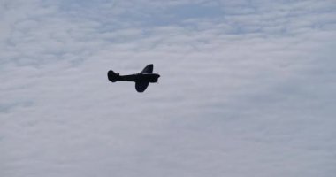 Padua İtalya 6 Ekim 2024: Hawker Tempest, karanlık silueti ve ikonik 2. Dünya Savaşı tasarımını vurgulayarak arka planda yüksek hızda uçuyor. Pierre Clostermann tarafından uçuruldu.. 