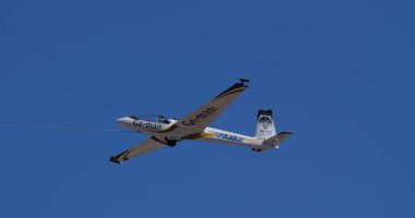 Atina 15 Eylül 2024: Aerobatik planör, geniş bir kopya alanına sahip açık mavi gökyüzüne karşı kalkış için kabloyla çekildi. Keskin detaylar uçak yapısını vurguluyor. Luca Bertossio 'dan Swift S-1. 