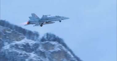 Meiringen İsviçre 19 Ocak 2023: WEF Davos güvenliği için karlı Alpler 'e çıkan savaş uçağı. Askeri hazırlık kavramı, savunma, kış operasyonları. F-18 Hornet, İsviçre AF 