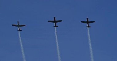 30 Mayıs 2025: Hoher Kasten, İsviçre: Subito Ekibi Pilatus PC-7 uçakları İsviçre Alpleri üzerinde açık mavi bir gökyüzüne karşı duman izleriyle bir bomba patlaması manevrası gerçekleştirdi.