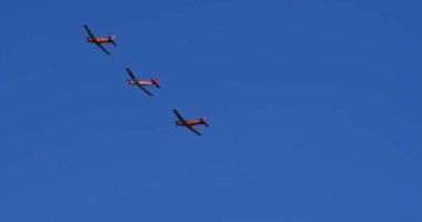 30 Mayıs 2025: Hoher Kasten, İsviçre: Fliegermuseum Altenrhein 'den gelen üç Pilatus PC-7 eğitim uçağı temiz bir kademede uçuyor, geniş bir mavi gökyüzüne karşı geniş bir kopyayla izole edilmiş.