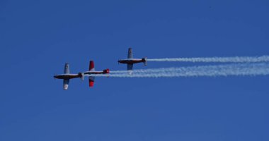 30 Mayıs 2025: Hoher Kasten, İsviçre: Pilatus PC-7 turboprop eğitim uçağı Fliegermuseum Altenrhein 'den uçuyor, açık mavi gökyüzüne karşı duman izleri bırakıyor.