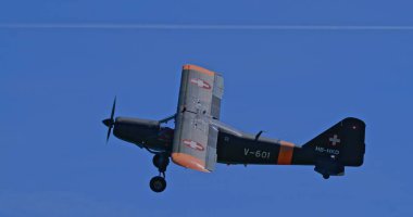 30 Mayıs 2025: Hoher Kasten, İsviçre: İsviçre 'de klasik bir Dornier Do-27 hizmet uçağı, açık mavi gökyüzüne karşı izole edilmiş, dik bir bankacılık dönüşü gerçekleştirir..