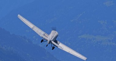 30 Mayıs 2025: Hoher Kasten, İsviçre: Öncü Junkers F-13, dünyanın ilk metal yolcu uçağı, İsviçre Alpleri 'nin yüksek yamaçlarında dik bir bankacılık dönüşü gerçekleştirir..