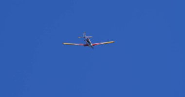 30 Mayıs 2025: Hoher Kasten, İsviçre: Küçük bir akrobatik antrenör uçağı açık mavi gökyüzüne karşı dramatik bir bankacılık dönüşü gerçekleştirir, geniş bir kopya alanı sunar. Gösterilen uçak Mudry CAP 10.