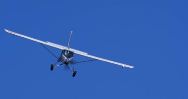 30 Mayıs 2025 Hoher Kasten İsviçre: Uçmakta olan yüksek kanatlı hizmet uçaklarının ön görüntüsü. Fotokopi uzayı olan mavi gökyüzüne karşı minimalist kompozisyon. Pilatus PC-6 Turbo Porter.