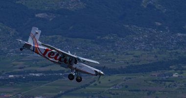 30 Mayıs 2025: Hoher Kasten, İsviçre: Dağlık ve ekili arazi üzerinde uçan yüksek kanatlı bir araç. Gösterilen uçak bir Pilatus PC-6 Turbo Porter..