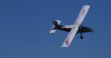 30 Nisan 2025: Hoher Kasten, İsviçre: Aşağıdan görülen çok yönlü bir STOL turboprop uçağı açık mavi gökyüzüne karşı dik bir bankacılık dönüşü yapıyor. Gösterilen uçak bir Pilatus PC-6 Turbo.