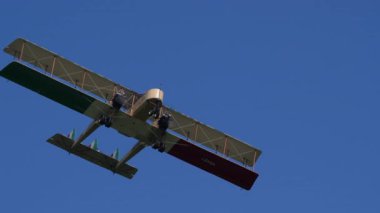 29 Haziran 2025: Padua, İtalya: Birinci Dünya Savaşı bombacısı Caproni Ca.3 'ün tek hava-değerli kopyası yavaş bir dönüşle, benzersiz alt yüzeyi, çift-patlama tasarımı ve İtalyan bayrak kanatlarıyla sergilenmektedir..