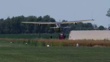 29 Haziran 2025: Padua, İtalya: Tarihi Cessna L-19 Bird Dog Mekong Mauler, Forward Air Controller hedef koşu simülasyonunu canlandırmak için düşük seviyeli taktiksel bir geçiş gerçekleştirdi..