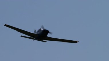 29 Haziran 2025: Padua, İtalya: Klasik bir Piper PA-24 Comanche tek motorlu hafif uçağı açık mavi gökyüzüne karşı hızlı, alçaktan ve zarif bir dönüş gerçekleştirdi.