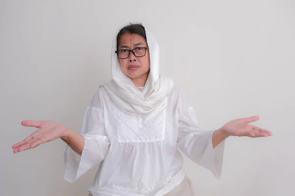 Asijské Muslim Žena Stojící Otevřenou Náručí — Stock fotografie