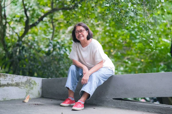 Asijská Žena Sedí Sama Odpočívá Dlouhé Procházce Parku — Stock fotografie