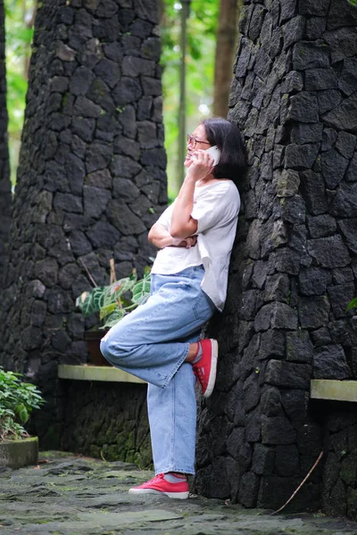 Žena Stojící Sama Zahradě Soukromé Telefonáty — Stock fotografie
