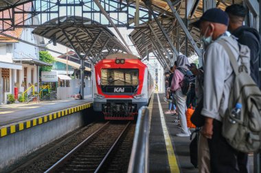Yogyakarta istasyonunda 10 Şubat 2023 'te yolcu treni bekliyor.
