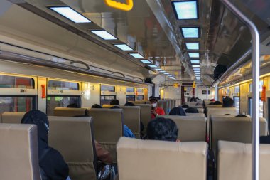 Yogyakarta 'da 15 Şubat 2023' te Kutoarjo 'ya giden banliyö treninin içi.