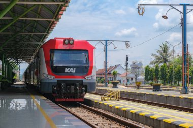 Prameks banliyö hattı 5 Şubat 2023 'te Yogyakarta tren istasyonuna vardı.