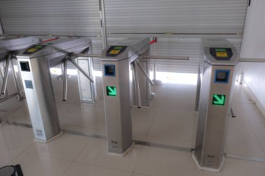 15 Şubat 2023 'te elektronik kartı olan Yogyakarta tren istasyonuna giriş kapısı.