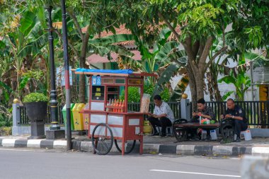 Kutoarjo 'da tavuk eriştesi satan sokak yemekleri satıcısı, 5 Şubat 2023