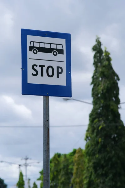 Μπλε Πινακίδα Μιας Στάσης Λεωφορείου Στην Πλευρά Του Δρόμου — Φωτογραφία Αρχείου