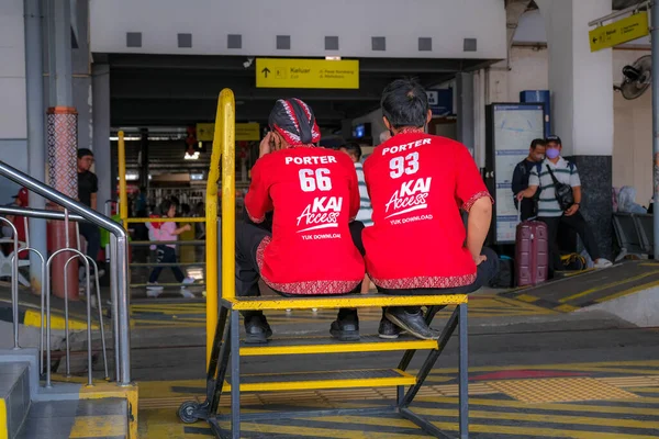 2023年2月10日日惹火车站穿着红色制服的搬运工 — 图库照片