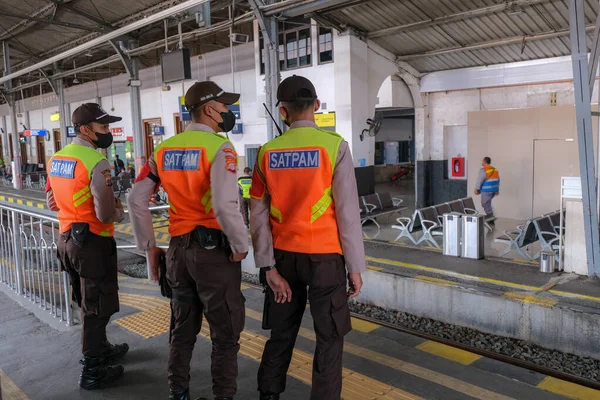 日惹火车站3名警卫值班 2023年2月15日 — 图库照片