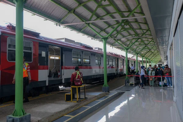 Passagerare Köar För Att Komma Prameks Pendeltåg Yogyakarta Station Februari — Stockfoto